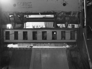 買(mǎi)了第一臺(tái)鋼板網(wǎng)機(jī)。 買(mǎi)了第一臺(tái)鋼板網(wǎng)機(jī)。