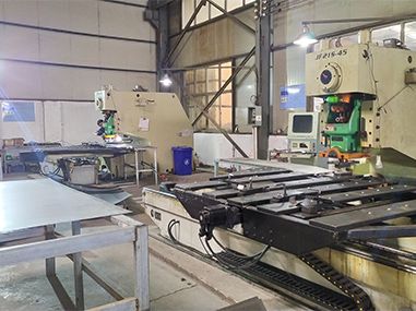 自主研發(fā)重型沖壓設(shè)備。 自主研發(fā)重型沖壓設(shè)備。